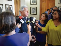 Vereadores de Curitiba congelam prprio salrio