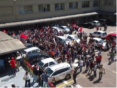Manifestantes dentro da Cmara exigem sada de Derosso