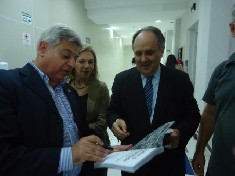 Cristovam Buarque entrega a Salamuni primeiro exemplar de livro sobre a Rio+20