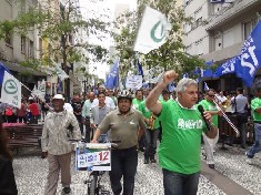 Verdes renem mais de 300 pessoas em ato pr Gustavo Fruet